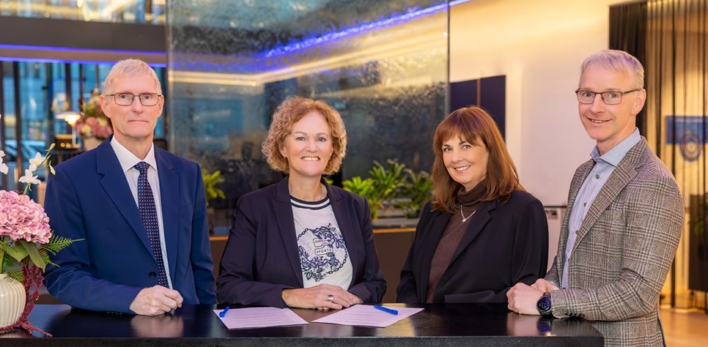 Frá vinstri: Ólafur K. Ólafs, framkvæmdastjóri Lífeyrissjóðs bænda, Vala Valtýsdóttir, stjórnarformaður Lífeyrissjóðs bænda, Ásdís Eva Hannesdóttir, stjórnarformaður Frjálsa og Arnaldur Loftsson, framkvæmdastjóri Frjálsa.